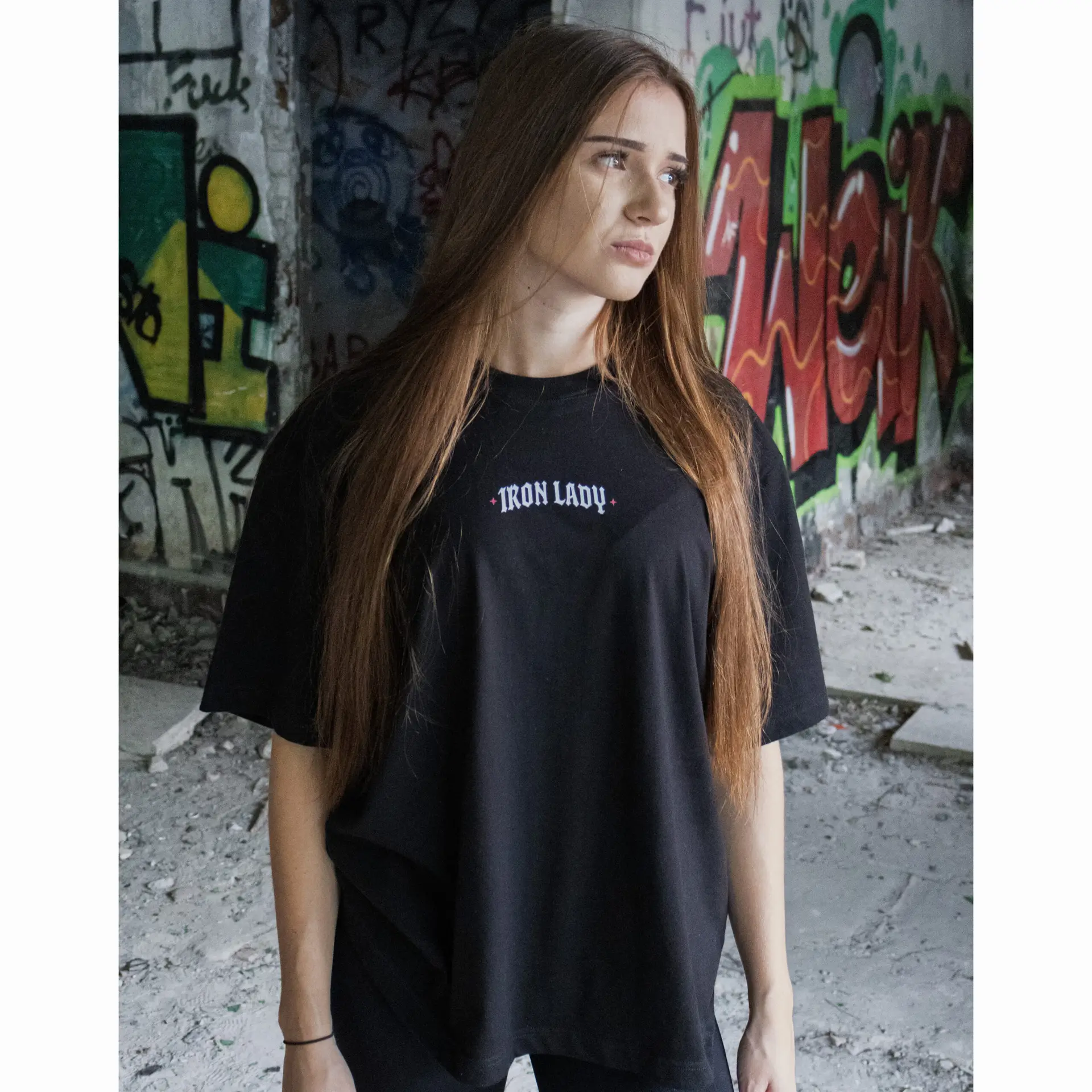 damska koszulka oversize Iron Lady noszona w graffiti scenerii, ujęcie przodu na modelce