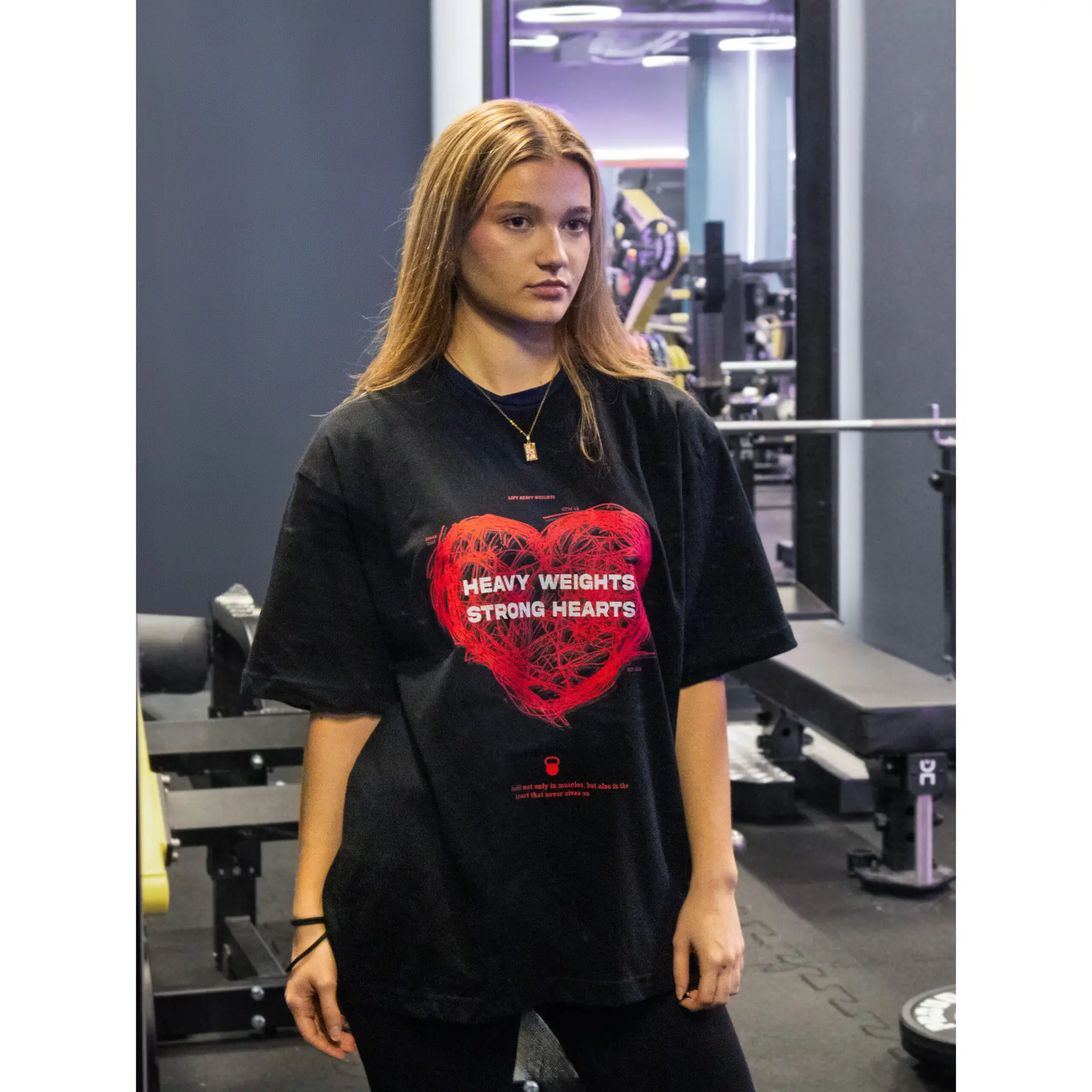 damska koszulka oversize Heavy Weights Strong Hearts noszona na siłowni